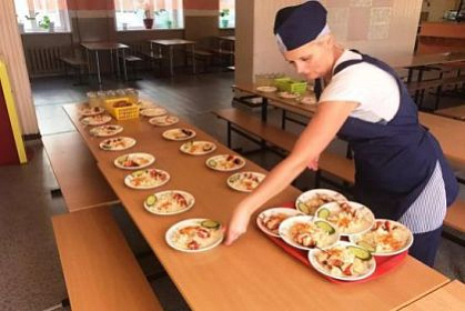 Группа общественного контроля под руководством Артема Лобкова проверила в Иркутске качество питания детей в лагерях дневного пребывания